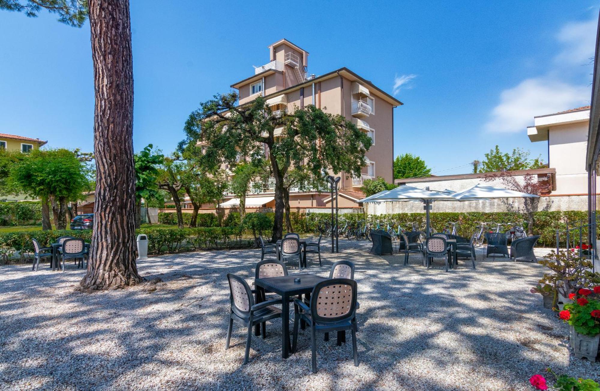 Hotel Apuana Marina di Pietrasanta Eksteriør billede