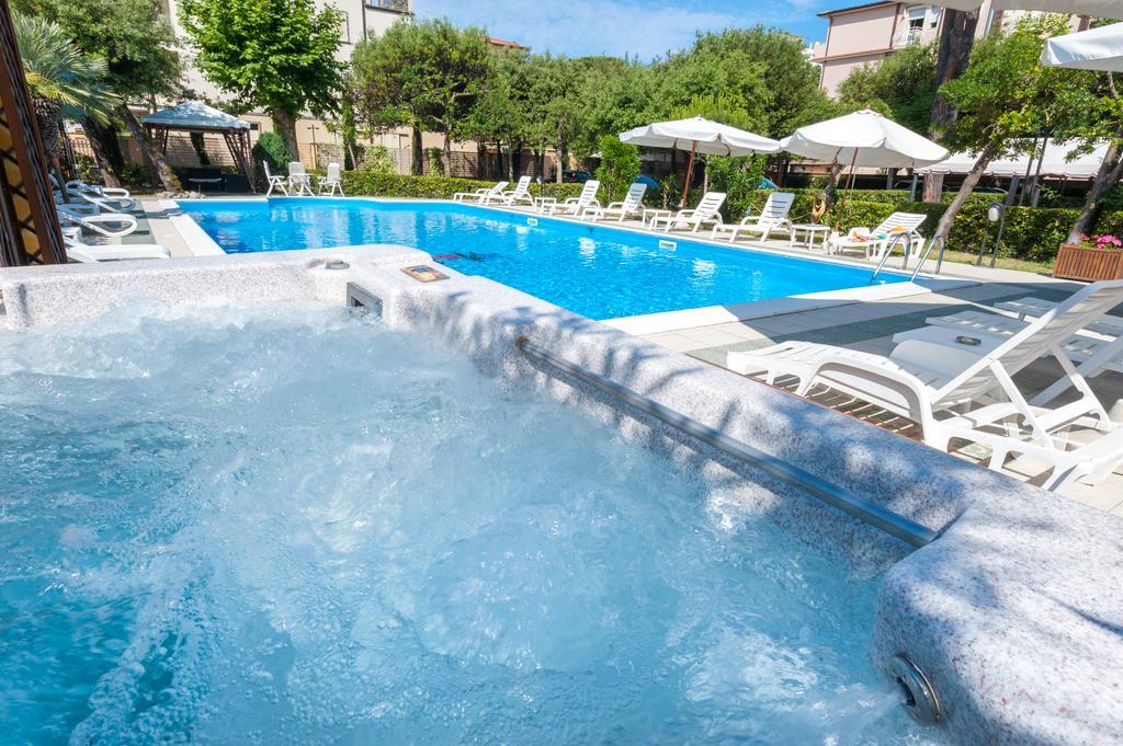 Hotel Apuana Marina di Pietrasanta Eksteriør billede